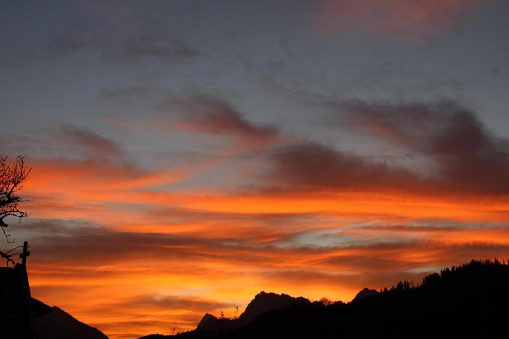 Pfeiffer Alm Am Sonnenhang Mit Blick Auf Die Zugspitze Garmisch-Partenkirchen Dış mekan fotoğraf
