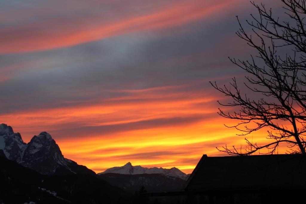 Pfeiffer Alm Am Sonnenhang Mit Blick Auf Die Zugspitze Garmisch-Partenkirchen Dış mekan fotoğraf