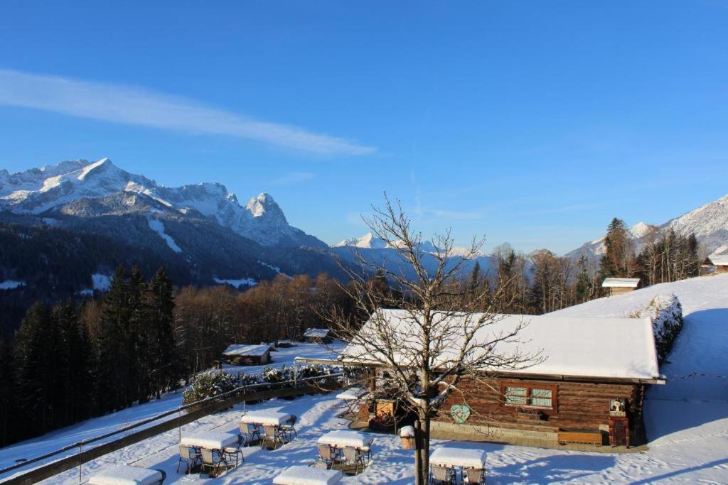 Pfeiffer Alm Am Sonnenhang Mit Blick Auf Die Zugspitze Garmisch-Partenkirchen Dış mekan fotoğraf