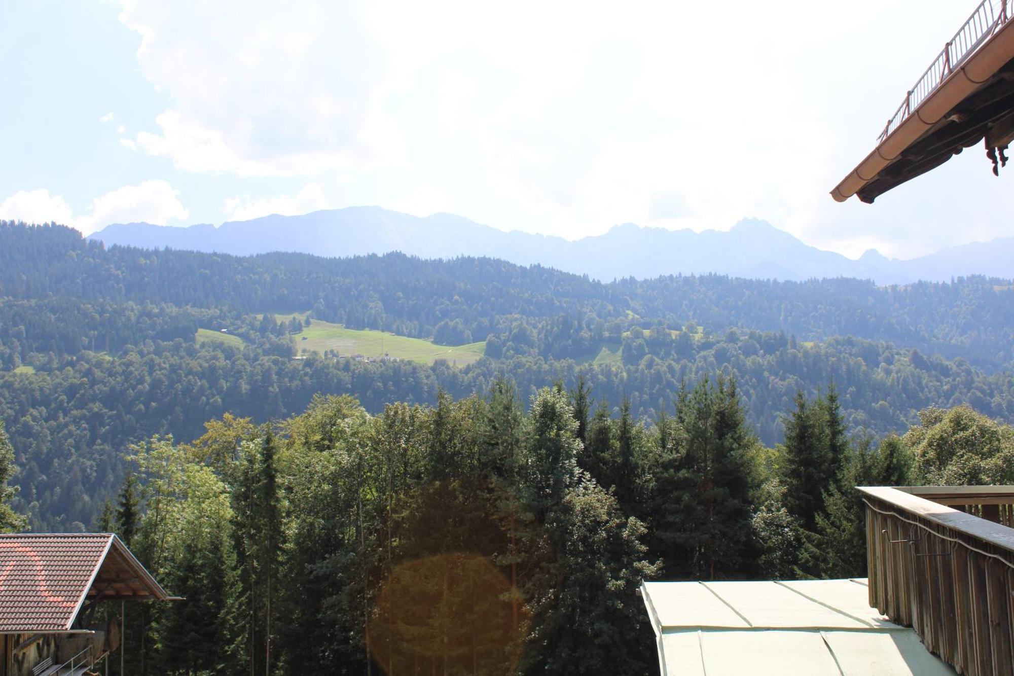 Pfeiffer Alm Am Sonnenhang Mit Blick Auf Die Zugspitze Garmisch-Partenkirchen Oda fotoğraf