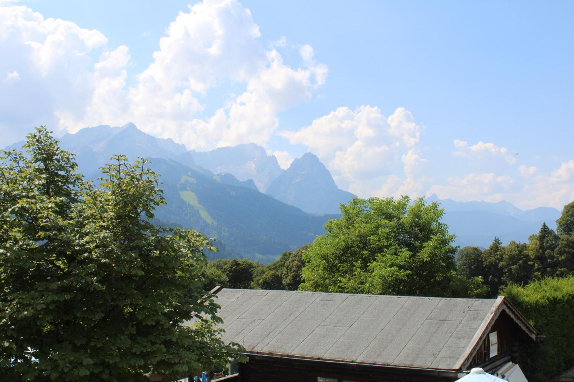 Pfeiffer Alm Am Sonnenhang Mit Blick Auf Die Zugspitze Garmisch-Partenkirchen Oda fotoğraf